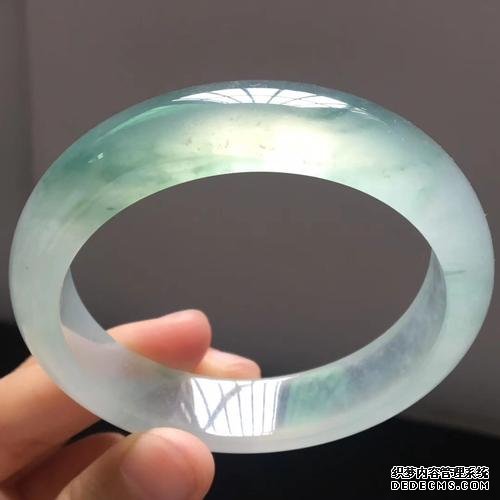 翡翠手镯刚买回来要用温水泡吗  如何保持翡翠手镯水润