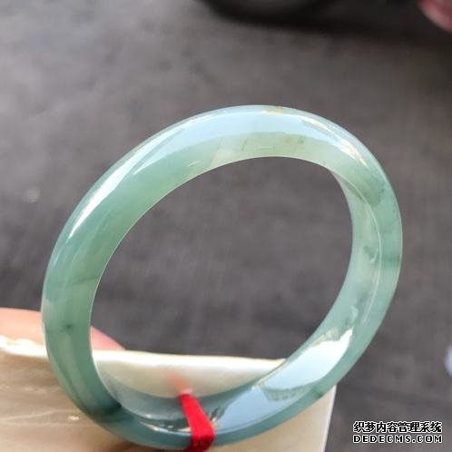 翡翠手镯冰纹扣手什么意思 翡翠手镯冰纹扣手购买注意事项 翡翠手镯冰纹扣手什么意思 翡翠手镯冰纹扣手购买注意事项
