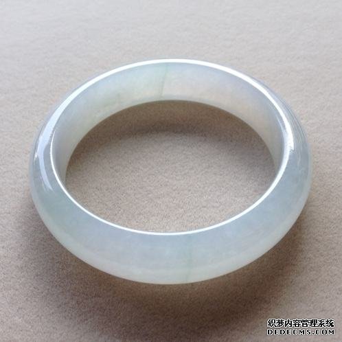 白色翡翠手镯值钱吗 价格影响因素有哪些 白色翡翠手镯值钱吗 价格影响因素有哪些