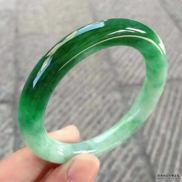 极品帝*绿翡翠手镯价格及介绍  帝*绿翡翠手镯选购方法