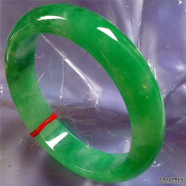 极品帝*绿翡翠手镯价格及介绍 帝*绿翡翠手镯选购方法 极品帝*绿翡翠手镯价格及介绍 帝*绿翡翠手镯选购方法