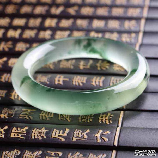 怎么鉴定翡翠手镯   翡翠手镯真伪怎么识别判断