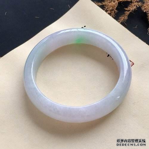 翡翠手镯应该怎样佩戴 翡翠手镯佩戴正确方法 翡翠手镯应该怎样佩戴 翡翠手镯佩戴正确方法