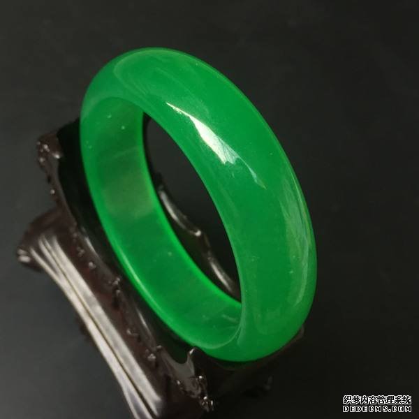 帝*绿手镯价格是多少 帝*绿翡翠手镯升值空间大吗 帝*绿手镯价格是多少 帝*绿翡翠手镯升值空间大吗