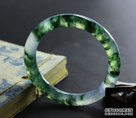 翡翠手镯选购必看这九点 翡翠手镯价格分析 翡翠手镯选购必看这九点 翡翠手镯价格分析