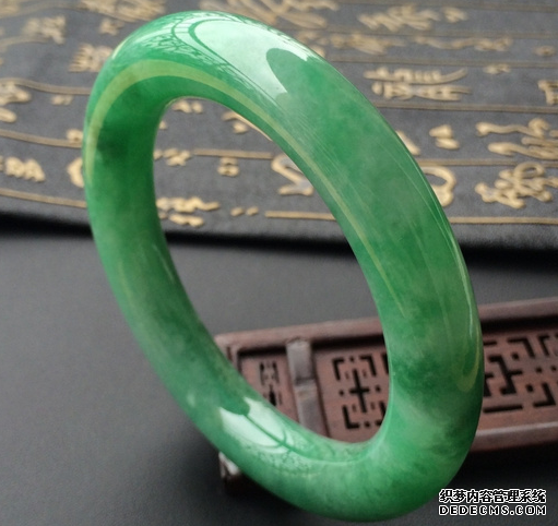 怎样辨别鉴定翡翠手镯真假  翡翠手镯价格多少