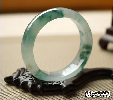 怎样辨别鉴定翡翠手镯真假 翡翠手镯价格多少 怎样辨别鉴定翡翠手镯真假 翡翠手镯价格多少