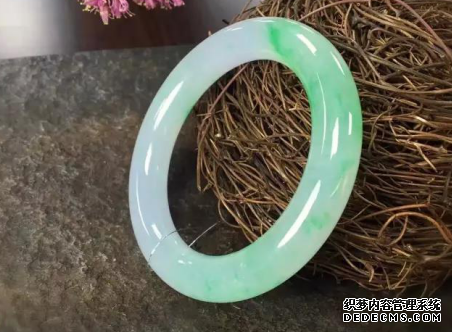 如何才能选到满意的翡翠手镯呢 注意这三大点