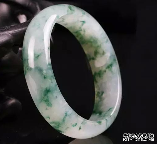 翡翠手镯市场标价大概多少  翡翠手镯价格高低判断标准