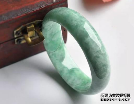 豆种翡翠手镯的价格大约是多少钱呢