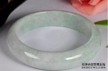 豆种翡翠手镯的价格大约是多少钱呢
