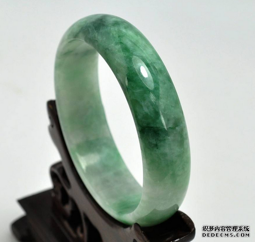 挑选翡翠玉镯的窍门 怎样观察翡翠手镯外形好不好 挑选翡翠玉镯的窍门 怎样观察翡翠手镯外形好不好