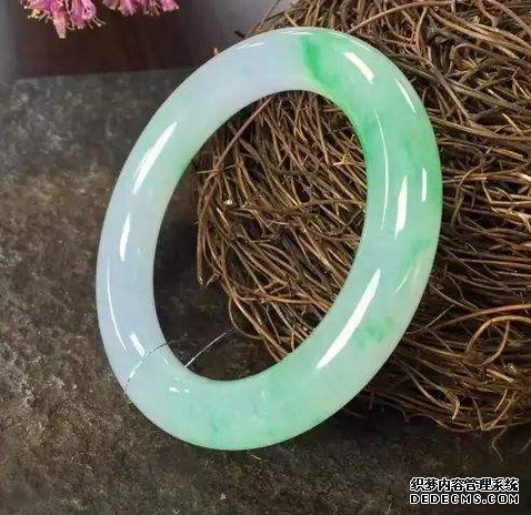 翡翠手镯怎样挑选才不会买到假货  看完涨知识了