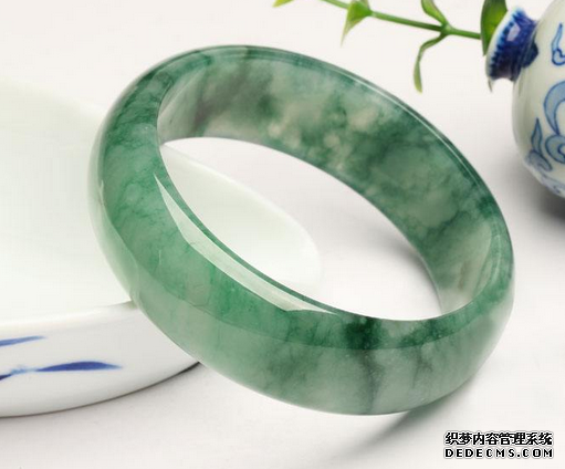 冰糯种翡翠手镯有什么特点  如何挑选冰糯种翡翠手镯