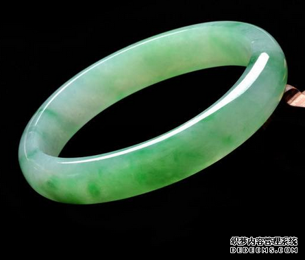 翡翠手镯保值性高吗  翡翠手镯应该如何挑选