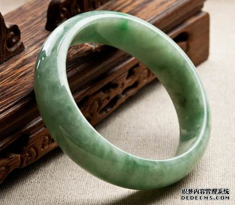 为什么翡翠手镯会大小不一 翡翠手镯应该怎样选购 为什么翡翠手镯会大小不一 翡翠手镯应该怎样选购