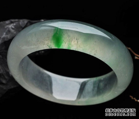 这4点影响翡翠手镯价格 选购时一定要注意