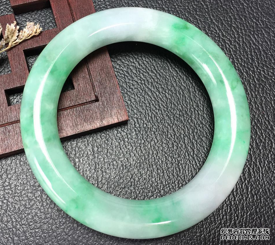翡翠手镯鉴定证书怎么看  翡翠手镯如何辨别真伪