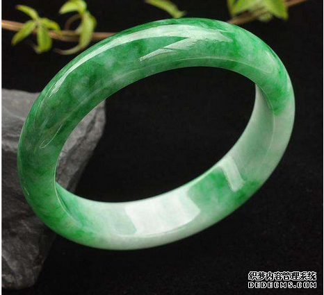 怎样看<a href='http://sjy2.com/' target='_blank'><u>翡翠手镯</u></a>色泽好坏  <a href='http://sjy2.com/' target='_blank'><u>翡翠手镯</u></a>选购基本常识