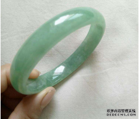 怎样看<a href='http://sjy2.com/' target='_blank'><u>翡翠手镯</u></a>色泽好坏  <a href='http://sjy2.com/' target='_blank'><u>翡翠手镯</u></a>选购基本常识