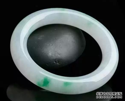 怎么辨别A货糯种翡翠手镯 A货翡翠鉴别全攻略