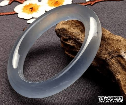 翡翠手镯佩戴有什么讲究吗  翡翠手镯应该戴在哪只手呢
