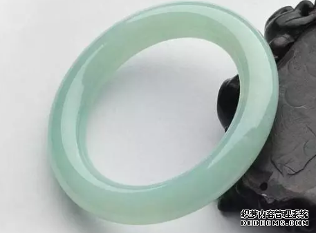 怎么看翡翠镯子好坏 好的翡翠手镯应该具备这几点