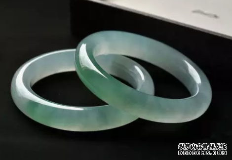 怎么看翡翠镯子好坏 好的翡翠手镯应该具备这几点