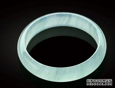 如何挑选<a href='http://sjy2.com/' target='_blank'><u>翡翠手镯</u></a> 翡翠挑选牢记这4点