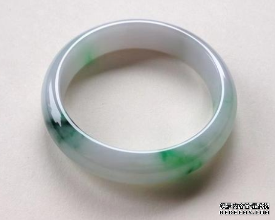 白底青翡翠特点及介绍  选购白底青翡翠手镯注意事项