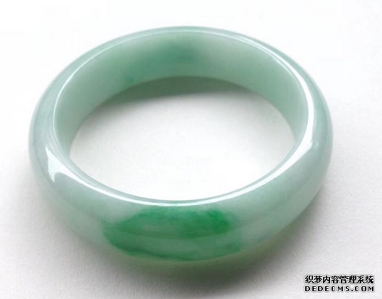 白底青翡翠特点及介绍  选购白底青翡翠手镯注意事项
