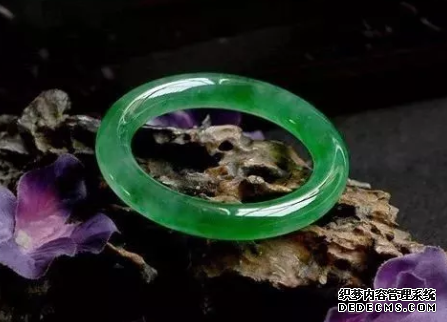 翡翠手镯传说：早年间的翡翠手镯有着什么故事