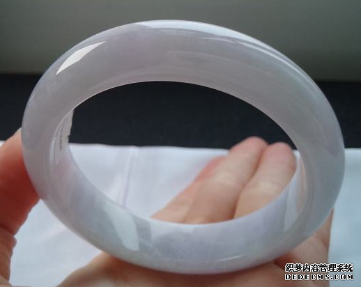 如何避免买到假的<a href='http://sjy2.com/' target='_blank'><u>翡翠手镯</u></a> 鉴别翡翠真伪技巧 如何避免买到假的<a href='http://sjy2.com/' target='_blank'><u>翡翠手镯</u></a> 鉴别翡翠真伪技巧