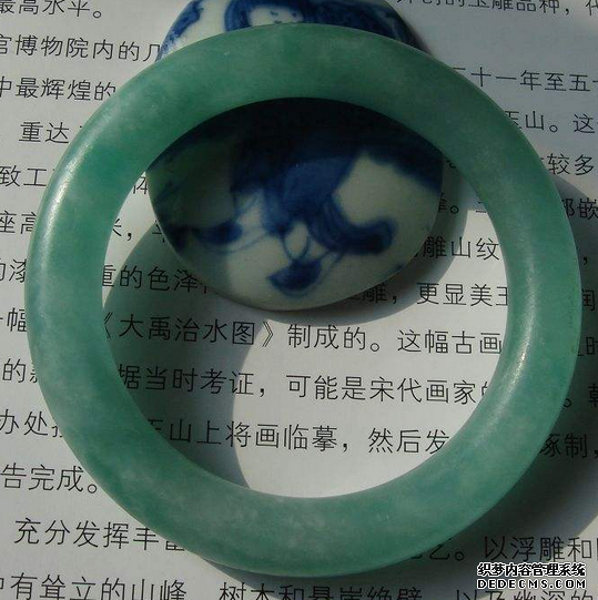 用手掂能鉴别翡翠手镯真伪吗  翡翠真伪识别知识