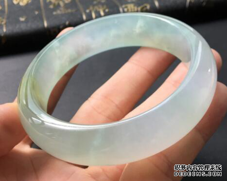 你戴翡翠手镯吗    那你懂得怎么保养翡翠手镯吗