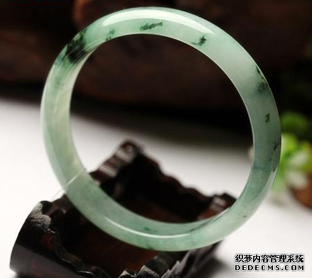 翡翠手镯需要常常清洗吗  冬季怎样保养翡翠手镯