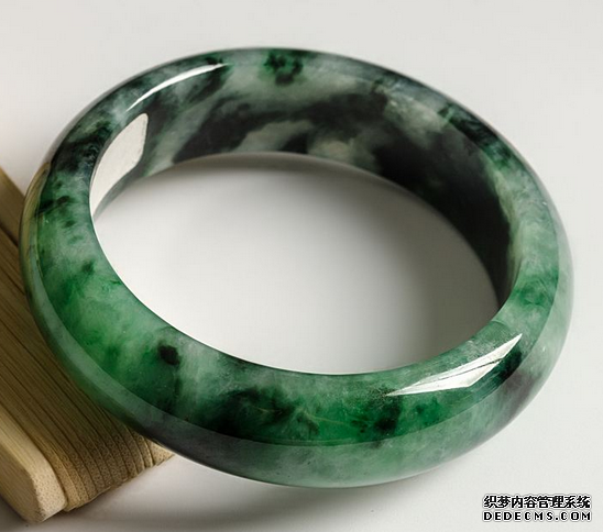 老翡翠怎样保养才正确 老翡翠如何维持颜色和种水 老翡翠怎样保养才正确 老翡翠如何维持颜色和种水