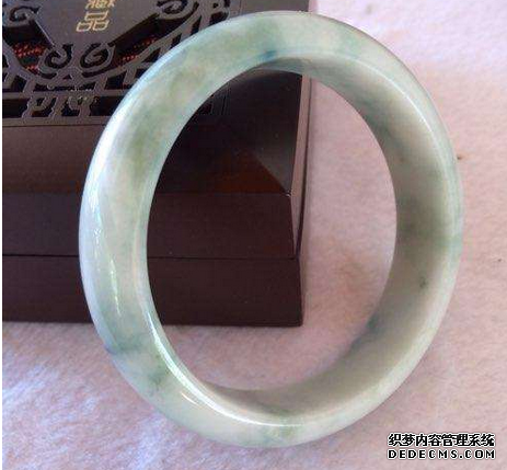  翡翠手镯一般多少钱  翡翠手镯正确保养方法