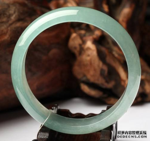 绿色翡翠手镯价格一般是多少   翡翠手镯选购注意事项