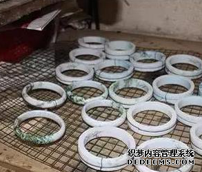 揭秘黑心石头蜕变成翡翠手镯的全程