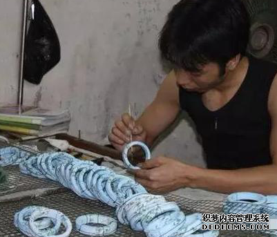 揭秘黑心石头蜕变成翡翠手镯的全程
