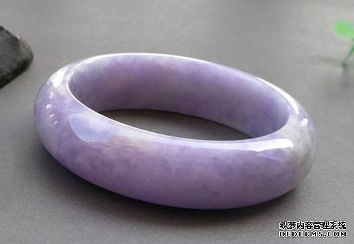 常见翡翠手镯造型有哪些  翡翠手镯选购要注意什么