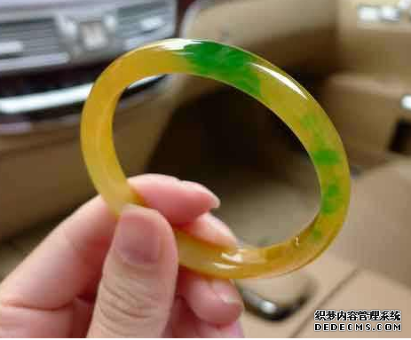 黄加绿翡翠手镯应该怎样鉴别 黄加绿翡翠手镯价格 黄加绿翡翠手镯应该怎样鉴别 黄加绿翡翠手镯价格
