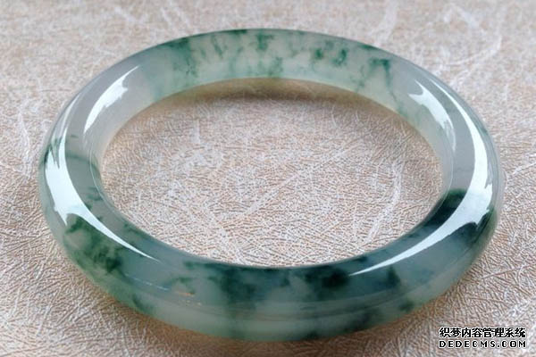 怎么鉴别自然翡翠和水沫子    鉴定方法技巧