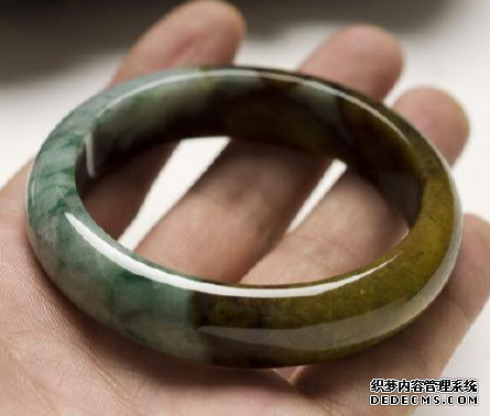 翡翠鉴别的错误方法  购买翡翠要注意什么
