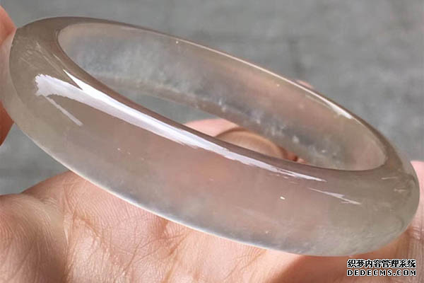 无色玻璃种翡翠手镯如何辨别是不是自然的   具有哪些特征