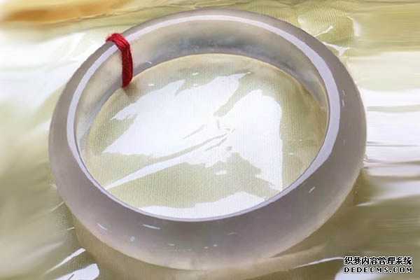 无色玻璃种翡翠手镯如何辨别是不是自然的   具有哪些特征