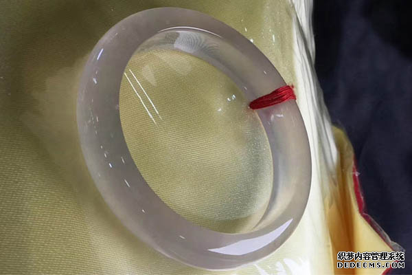 无色玻璃种翡翠手镯如何辨别是不是自然的   具有哪些特征