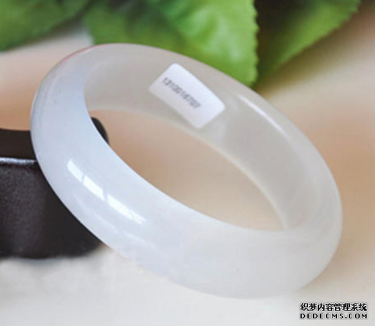 翡翠玉镯和白玉手镯有何不同  哪个收藏价值更高