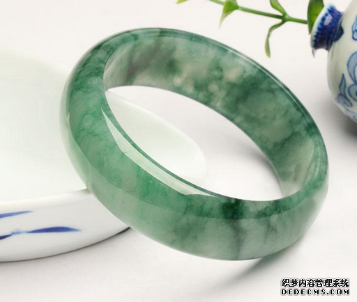 五个保养翡翠手镯的方法 泡水清洗翡翠是正确做法吗 五个保养翡翠手镯的方法 泡水清洗翡翠是正确做法吗